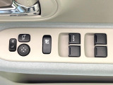 【電動格納ミラー】サイドミラーは電動格納式となっており、狭い駐車場でもキズがつくリスクを抑えられます。