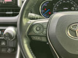 握りやすい形状で、運転操作をスムーズに行えます。オーディオ操作など、便利な機能も搭載。運転の快適性を高めてくれます。
