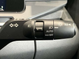 車外の明るさに応じでライトを点灯、消灯してくれるオートライト機能です☆お天気の良い昼間のトンネル走行などオートにしてると便利で安心です☆エンジン停止時にライトの消し忘れも無くなります☆