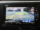 バックカメラの画像です。ガイドラインがスムースな車庫入れをサポートいたします。車庫入れの安心感がアップしますね。