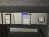 アクセサリーソケットはUSBのアダプターなどをつければ、スマホの充電にも使えます。横にはナビゲーション用の外部入力やスマートフォンなどの充電可能なUSB端子がついています。