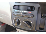 マニュアルエアコンのお車です!直感的な操作で車内の温度を調節することができます!