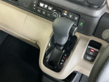 手に馴染むシフトノブで、操作がスムーズに。毎日のドライブがもっと楽しく快適になります。手元で操作ができる、電子制御パーキングブレーキ。