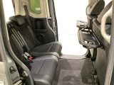 運転席・助手席の背もたれには、2列目シート用にカップホルダー付きの「格納式のシートバックテーブル」を装備しています。休憩時のちょっとした時間などカップを置いたり、小物置きに使えて便利です。