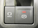 【電動パーキングブレーキ】パーキングブレーキは便利な電動式!ボタン一つで操作でき、アクセルを踏めば自動で解除されます♪レバーやペダルが無いので運転席廻りもすっきりしますね♪