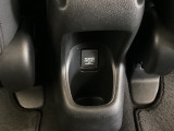 アームレストの後ろ側にはカップホルダーと、その中にあるアクセサリーソケットはUSBのアダプターをつければ移動中に充電もできるので便利です。