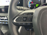 運転中、オーディオの操作をしてて、ハッとしたことはありませんか?ステアリングスイッチは、運転中でもハンドルでオーディオの操作が可能です。安全なドライブをサポートします。