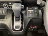 CVT車のセレクトレバーです。低速から高速まで、変速ショックのないスムーズな走りと、エンジン効率のよい領域を維持して燃費にも貢献します。サイドブレーキはスイッチ操作の電子制御パーキングブレーキです。