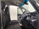 座面も厚みがあり背もたれも高く、広い足元にゆったり座れるシートです。運転席と助手席の間が空いている為、助手席側への移動がスムーズです。交通量の多い道でも助手席側から乗り降りができます。