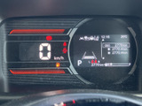 視認性の高いメーターで、運転に必要な情報を的確に把握できます。直感的な操作性で、運転に集中できます。夜間でも見やすいデザインです。