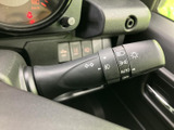 操作しやすい位置に配置されたウインカーレバー。直感的な操作感で、安全な車線変更や右左折をサポートします。