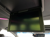 【後席モニター】家族や友人とお出かけする機会が多い方に大人気の後席モニターを装備!見やすい位置に画面がありテレビやDVDの視聴も快適!友達もお子様も、後席にしか乗らなくなるかも??