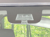 【スズキ セーフティサポート】走行中に前方の車両等を認識し、衝突しそうな時は警報とブレーキで衝突回避と被害軽減をアシスト。より安全にドライブをお楽しみいただけます。