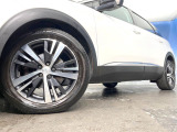 ●純正18インチアルミホイール:輸入車ならではの卓越した走りを支えるホイールと足回りです!日本車の走りに慣れている方にもぜひ体感して頂きたいほど、高いレベルでまとまっています!
