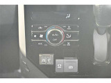 一度お好みの温度に設定すれば、車内の温度を検知し風量や温度を自動で調整。暑い&hellip;寒い&hellip;と何度もスイッチ操作をしなくても大丈夫です。
