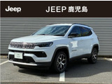 流麗かつダイナミックなボディの中に、ジープのDNAを受け継いだ証しとなる、7スロットグリルと台形ホイールアーチ。