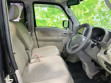 広々とした室内空間で、ゆったりとくつろげます。運転席からの視界も広く、運転しやすい環境です。快適なドライブをサポートします。