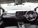 開放的で周囲が広く見渡せる運転席は車両の感覚がつかみやすくて安心安全です♪雨の日も視界良好、油膜や汚れの付着を防止するウィンドウ撥水の施工も承ります♪フロントガラスだけでなく、全ガラスに施工可能です☆
