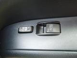 運転席の窓の開閉は電動になりますので、便利ですよね。