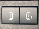 【両側パワースライドドア】スマートキーや運転席のスイッチで後席両側スライドドアの開閉が可能♪電動だから力を入れてドアを開ける必要が無く、小さなお子様でも簡単に開け閉めでき快適です♪