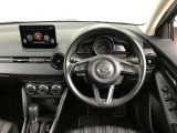 【運転席インテリアデザイン】左右対称のインテリアデザインでドライバーを包み込み運転に集中できるように設計されています。