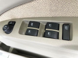 【電動格納ミラー】サイドミラーは電動格納式となっており、狭い駐車場でもキズがつくリスクを抑えられます。