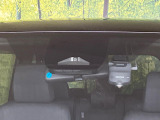 【プリクラッシュセーフティ】前方の車両等を検知し、衝突しそうな時は警報で注意を促し、ブレーキを踏む力をサポート。ブレーキを踏めなかった場合は衝突被害軽減ブレーキが作動、衝突回避をサポートします。