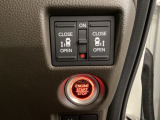 リアドアは乗り降りに便利な両側電動スライドドアです。また運転席に座っていながらスイッチ操作で自在にスライドドアを開け閉めできます。