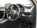 見通しのよいすっきりとした視界で、誰でも運転しやすいです。運転のしやすさは疲れにくさにも繋がります高いホールド性で運転姿勢が安定します。長距離ドライブでも疲れにくいのが魅力です