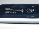 こちらのお車には先進安全装備が多数搭載されています。衝突被害を回避あるいは軽減するためのブレーキや、後方死角からの接近警報、車線逸脱を防止する警報装置など、詳しくはスタッフまでお尋ねください。