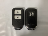 スマートキーを装備しています。鍵を差し込むことなくドアロックの開け閉めと、スタートボタン操作でのエンジンスタートができます。スペアキーも同じものを用意しております。