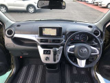 シンプルながら機能性溢れる運転席廻りです。視界性もよく、運転しやすいですよ。