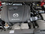 「SKYACTIV-G(ガソリン)」は、規格外の高圧縮を実現し、世界のエンジン技術者に驚きを与えました。さらに、それを維持したままノッキングの発生を抑え、熱効率を向上、走りにも寄与したエンジンです。