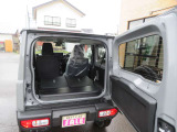 セカンドシートはフルフラットです。荷物のがたつきもなく安心です。荷室としてのご利用も可能です。