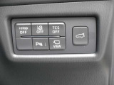 運転席周りには、360&deg;ビューモニター切替や各種安全機能のオフスイッチを集約。さらにシートメモリー機能やパワーリアゲート開閉ボタンも備え、ドライバーの操作性と安心感をサポートします。