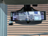 後方をカメラで映しだす機能が付いたスマートルームミラー!ルームミラーの下のレバーを変えるだけで、後席に大きな荷物が乗っていても、後方をカメラを確認できる便利機能!。