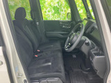 ゆったりと座れるシートで、長距離移動も快適に。同乗者もリラックスできる空間です。家族や友人とのお出かけに最適です。
