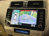 【マルチテレインモニター】車のフロントやサイドのカメラ画像を同時にモニター表示することで、悪路や狭い道を走行時でも周囲の状況確認ができ安心!本格SUVにうれしい装備です♪