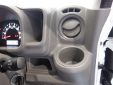 ほっと一息のドリンクをキープするドリンクホルダーです。携帯電話入れても良し。ただし走行中の携帯電話の使用は禁止されていますのでご注意を!