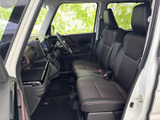 運転席からの視界は広く、運転操作もスムーズに行えます。快適なドライビングポジションで、安全運転をサポートします。上質な時間を。