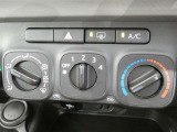 マニュアルエアコン装着です。夏は、快適に、冬でも車内の曇りを取ってくれるので安全です。