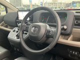 運転席からの視界は広く、操作性にも優れています。ステアリングやシートの配置も考え抜かれており、快適なドライビングをサポートします。