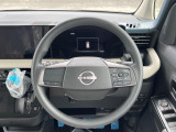 インテリアに合わせたデザインのステアリングは、運転される方のことも考え、運転しやすい形状、大きさです。是非一度、実際に触ってお確かめください。