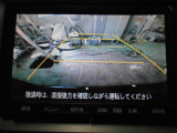 バックカメラの画像です。ガイドラインがスムースな車庫入れをサポートいたします。車庫入れの安心感がアップしますね。