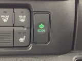 ECONモードの機能として、「燃費が良くなるアクセル制御」があります。アクセルペダルを余分に踏み込んでしまった場合でも、自動的に燃料の噴射量を抑え、エンジンの効率が良い領域で働かせるようにします。