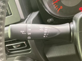 雨天時でもクリアな視界を確保。操作も簡単で、運転に集中できます。様々な設定で、状況に応じた拭き取りが可能です。