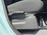 運転席にはシートリフターがございます!高さ、前後、傾きが調節できるので、体格に合わせて適切な運転姿勢を設定できます!