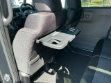 シートバックテーブルが両側に付いてます。休憩時に車内でのお食事が楽しく出来ますね!