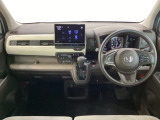 車内は光触媒抗菌消臭施工済です。インパネ周りはスタイリッシュなデザインで機能や装備も充実しています。グローブボックスやカップホルダーのほかにトレーなどたくさんの収納スペースが付いています。