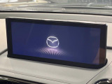 【8.8インチマツダコネクト】車内の雰囲気にマッチした大型のディスプレイ。スマホ接続でのナビ使用やBluetooth再生等、様々な機能が楽しめます。直感的なダイヤル操作が可能で、使い勝手も良好です。
